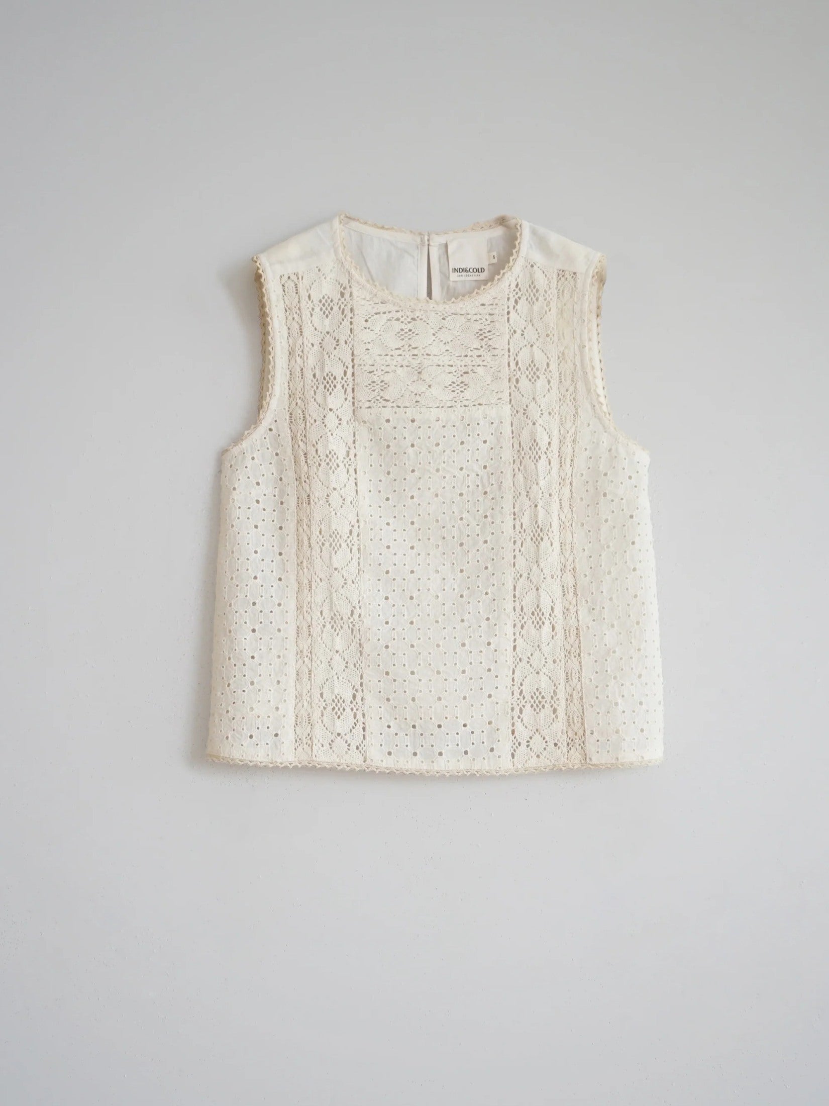 Sleeveless Embroidery Top