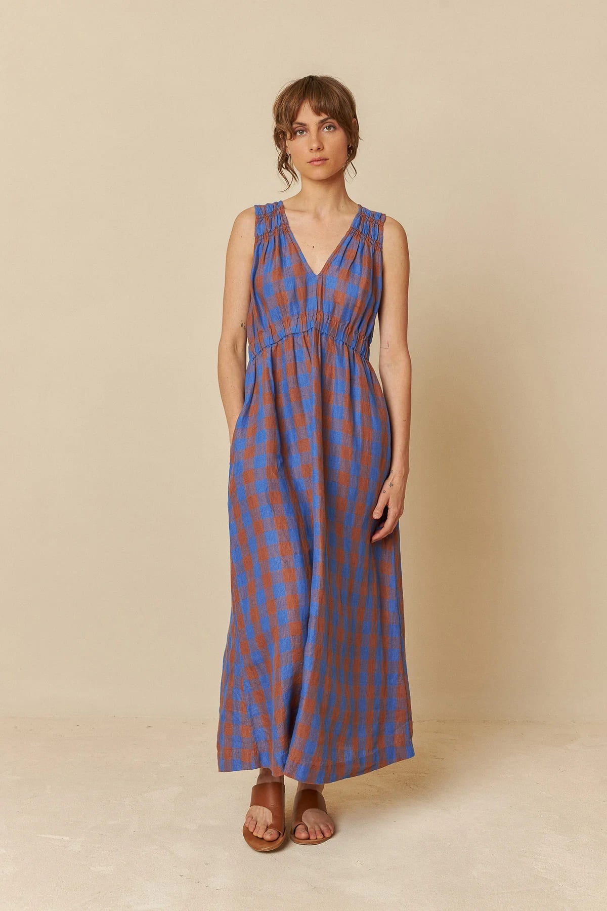 Long azul checkered dress in a cotton and linen blend, showcasing a relaxed fit.