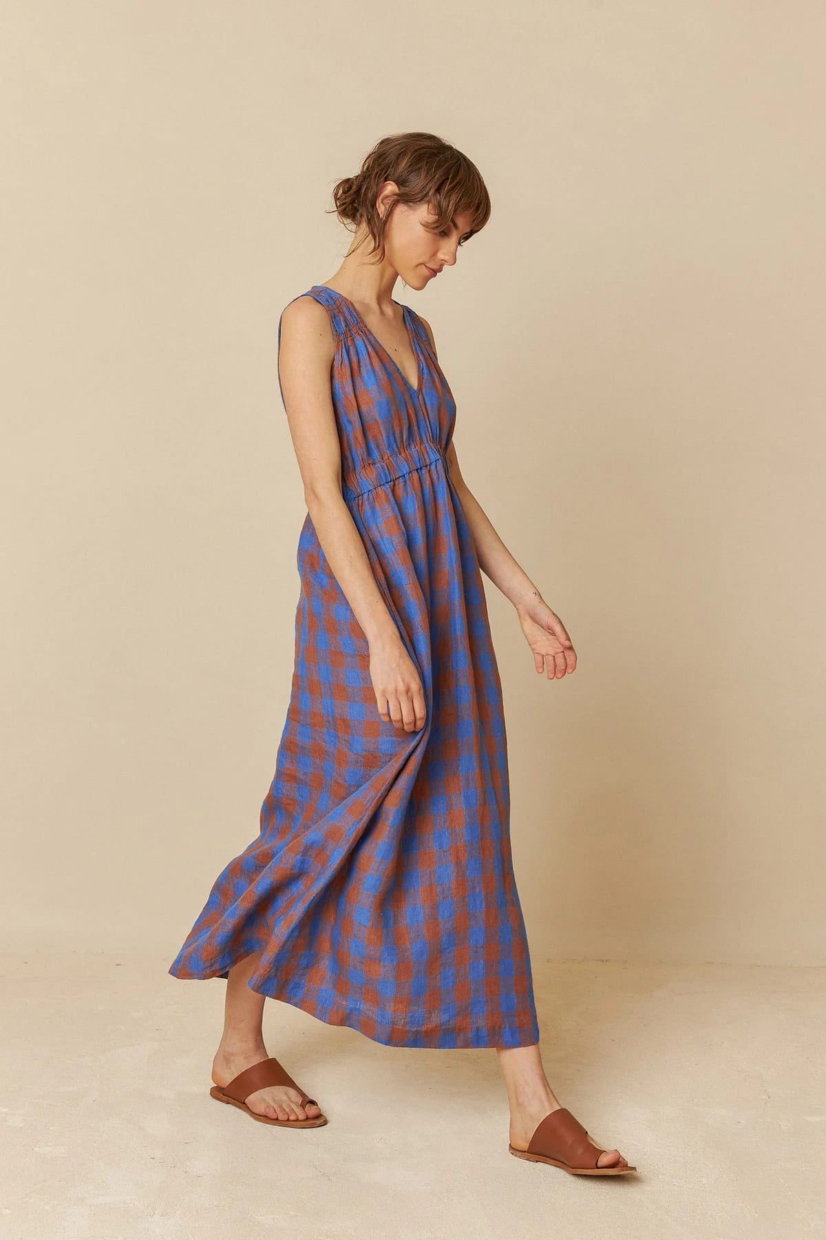 Long azul checkered dress in a cotton and linen blend, showcasing a relaxed fit.