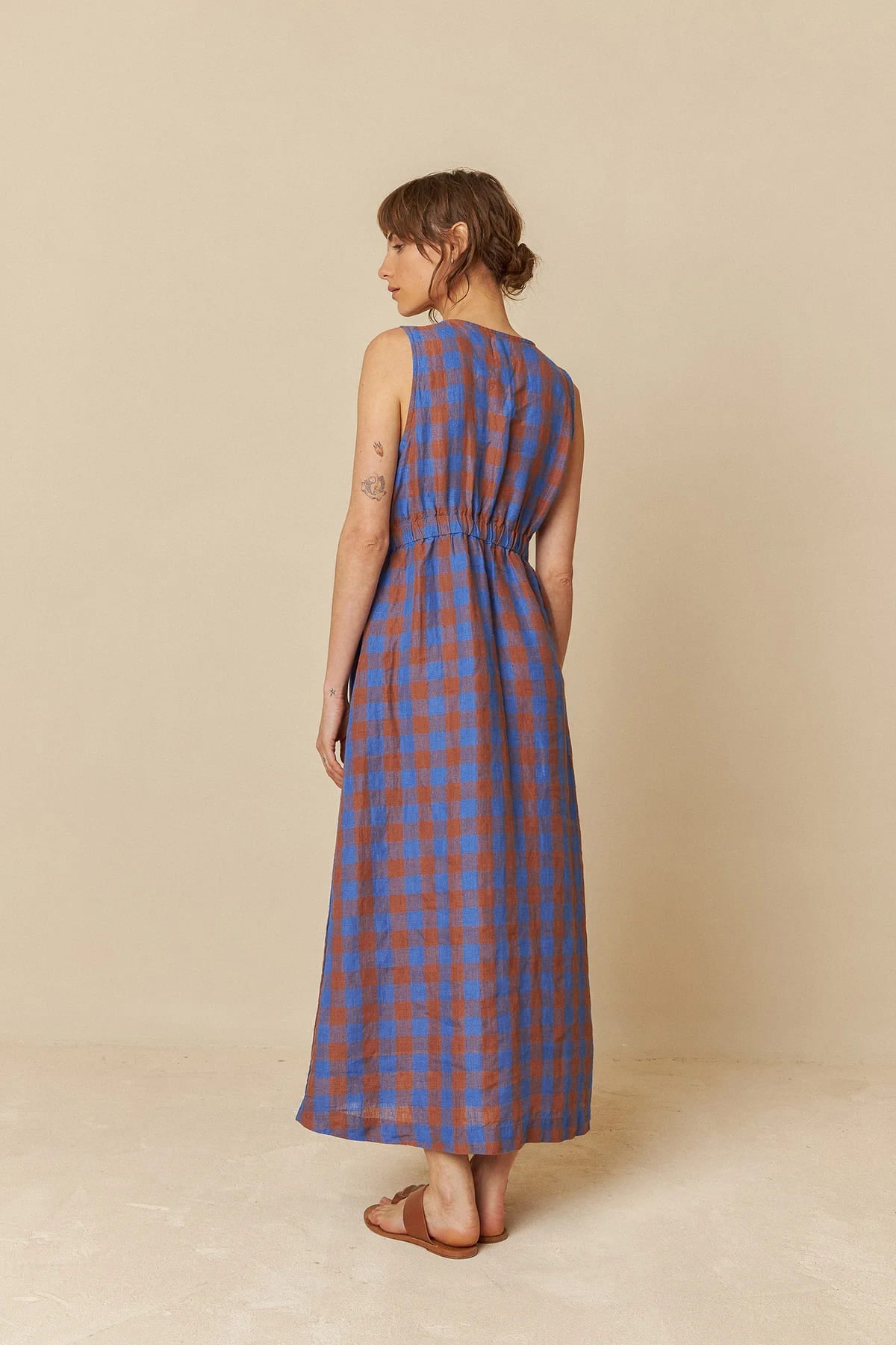 Long azul checkered dress in a cotton and linen blend, showcasing a relaxed fit.