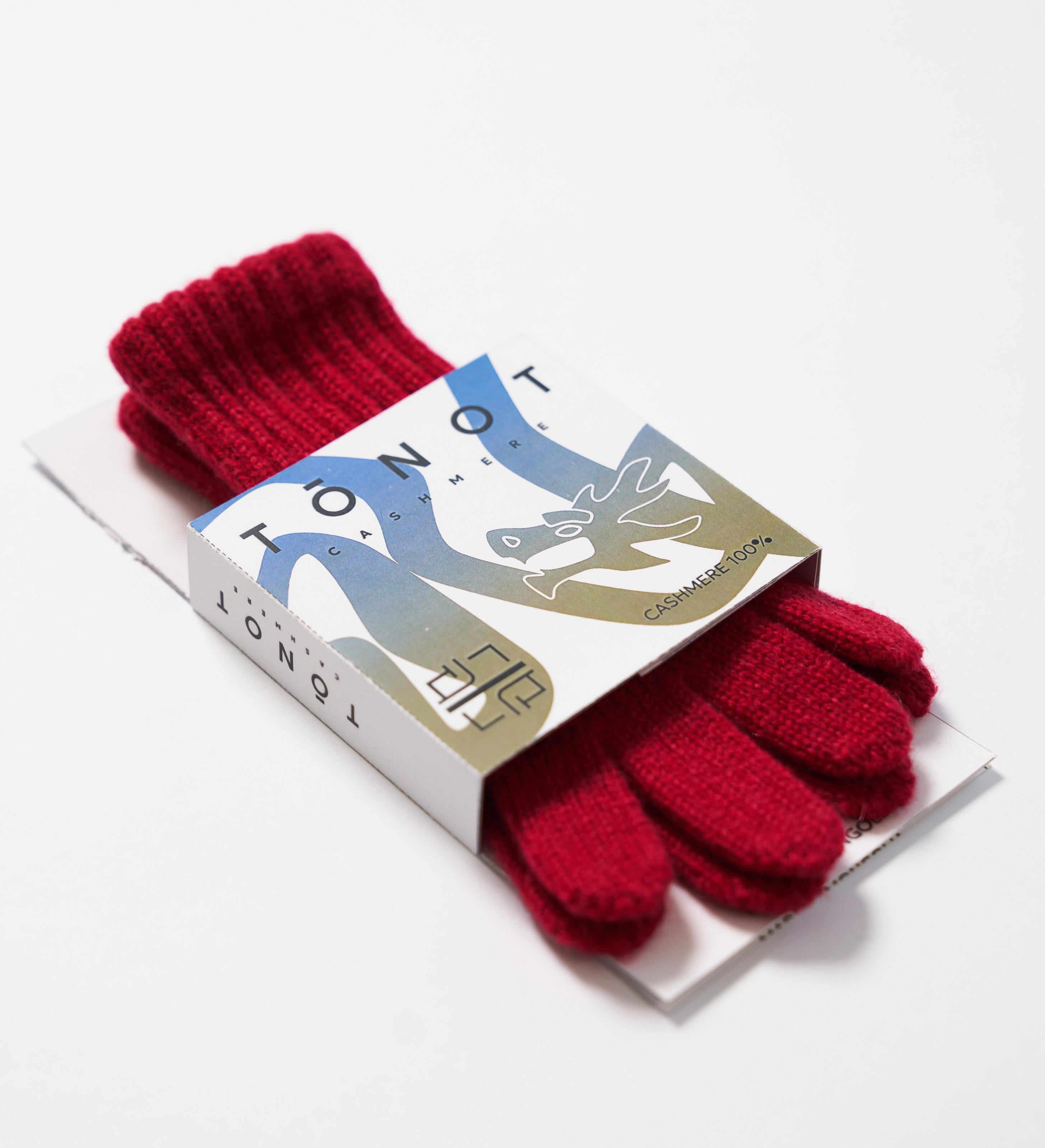 Tonot cashmere gloves.