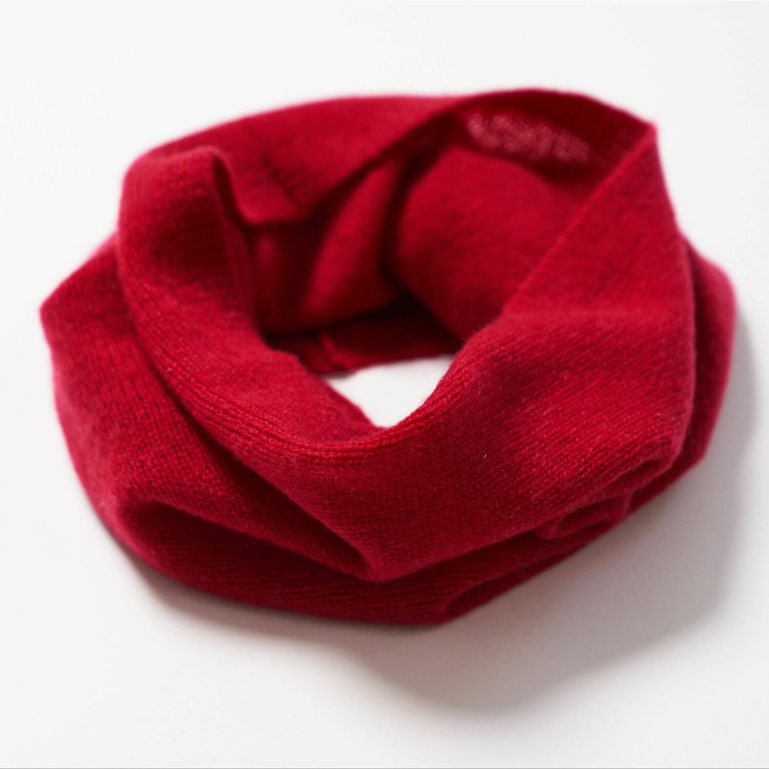 Cashmere tube scarf in burgundy color.