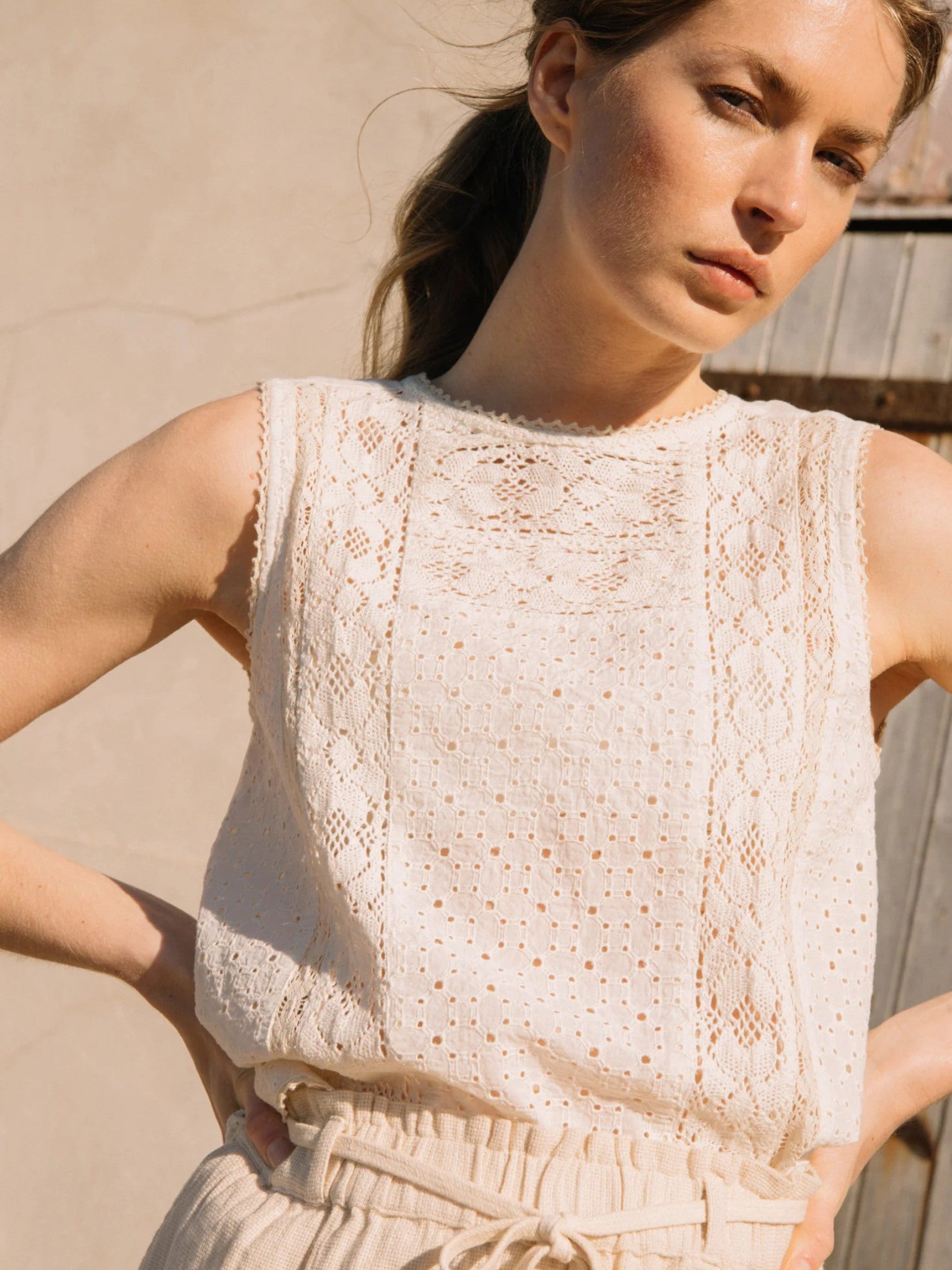 Sleeveless Embroidery Top