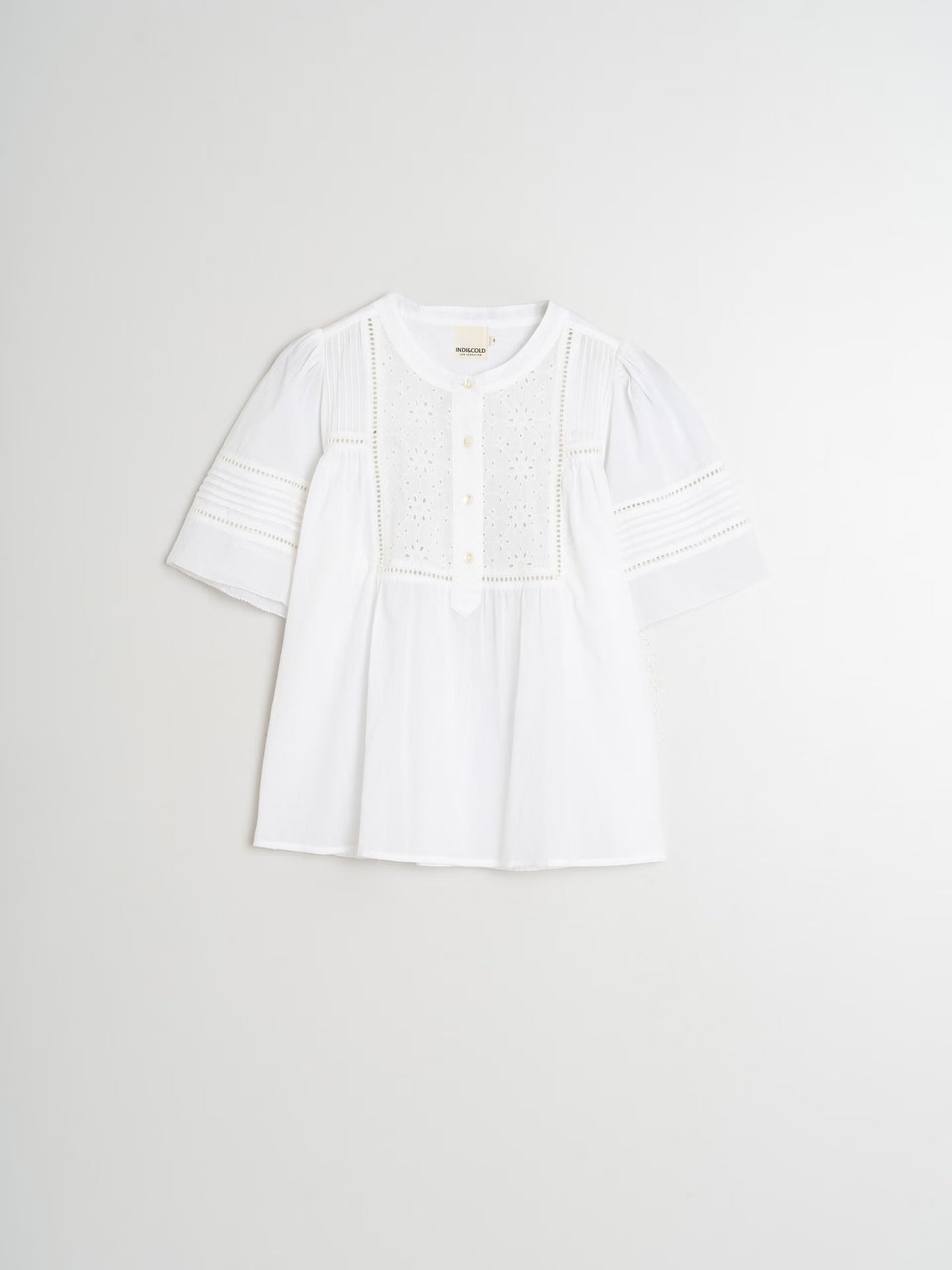 Flat lay of an organic cotton short-sleeve shirt in voile